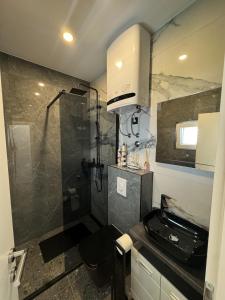 スティヴァンにあるBorak Apartmaniの小さなバスルーム(シャワー、シンク付)