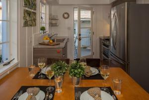 Η κουζίνα ή μικρή κουζίνα στο The Hideaway at West Beach by Paradise Retreats