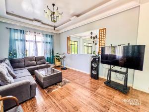 TV a/nebo společenská místnost v ubytování THE OASIS RESORT & VENUE CasaBien 4BR, 2TB, Pool,Wifi, Videoke, BBQ, Balcony, Guest , Near Naga City