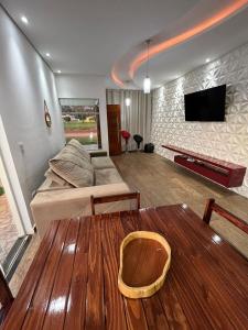 Una sala de estar con una cama y un televisor en una pared. en Recanto da Ge, en Águas de Santa Bárbara 35 fotos más