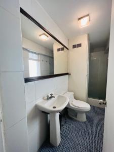 Salle de bains dans l'établissement Monterrico Polo Aparts 6 - DPTO CON 3 CAMAS FRENTE EMBAJADA USA