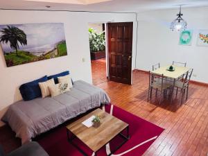 Coin salon dans l'établissement Monterrico Polo Aparts 6 - DPTO CON 3 CAMAS FRENTE EMBAJADA USA 5 autres photos