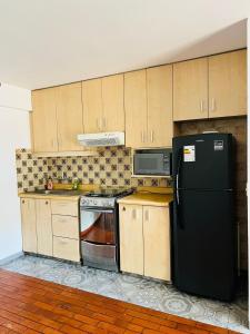 Cuisine ou kitchenette dans l'établissement Monterrico Polo Aparts 6 - DPTO CON 3 CAMAS FRENTE EMBAJADA USA