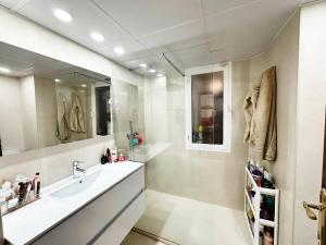 un baño con lavabo y espejo en Coastal Comfort Stylish Stay Near the Black Sea, en Poti 19 fotos más