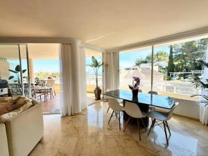 una sala de estar con una mesa y un sofá en Coastal Comfort Stylish Stay Near the Black Sea, en Poti