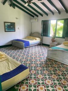 Giường trong phòng chung tại Varadero Casa de Playa in Coveñas