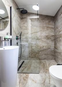 Koupelna v ubytování Luxury apartments Marino near beach + 92 fotografií