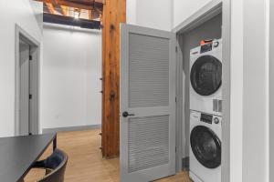 lavadero con 2 lavadora y secadora en Sunny & Spacious Loft - Perfect for Work and Play!, en Saint Louis