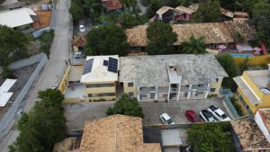 eine Aussicht auf ein Haus in einer Stadt in der Unterkunft Residencial São Francisco - Flat - Imbassai in Mata de Sao Joao + 10 Fotos