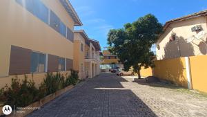 eine Kopfsteinpflasterstraße zwischen zwei Gebäuden in der Unterkunft Residencial São Francisco - Flat - Imbassai in Mata de Sao Joao