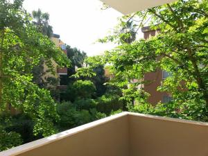 アルゲーロにあるAppartamento La Palmaの木々が植わるバルコニーから庭園の景色を望めます。