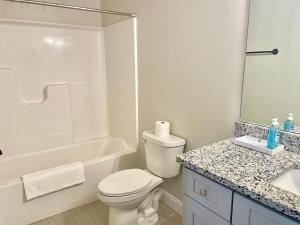 une salle de bain blanche avec toilettes et lavabo dans l'établissement Haven at Arbor Hills, à Cleveland