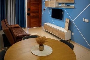 a room with a table and a chair and a tv at Cantinho dos Dias in Espargos