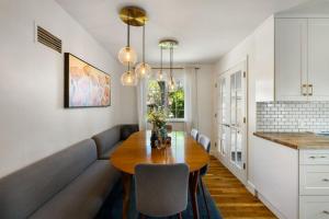 kuchnia i jadalnia ze stołem i kanapą w obiekcie Cozy Reno Midtown Retreat Fire Pit & Parking w mieście Reno