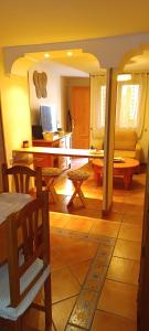 a living room with a table and a couch at Alojamiento la Morada de la Luz in Úbeda