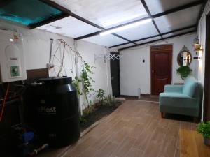 a living room with a blue couch and a window at Apartamento Céntrico in Cusco