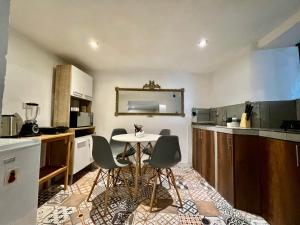 a kitchen with a table and chairs in a room at Apartamento Céntrico in Cusco