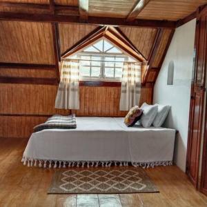 a bedroom with a bed in a room with a window at Habitación doble con baño y vista a la montaña in San Pablo Etla