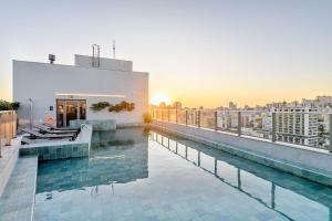 una piscina en la azotea de un edificio en JP Redenção | In House, en Porto Alegre