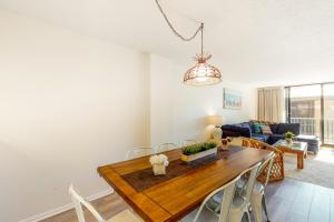 ein Esszimmer und ein Wohnzimmer mit Tisch und Stühlen in der Unterkunft Sea Colony - 204 Brandywine House Rd in Bethany Beach