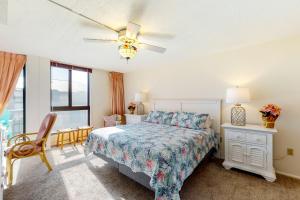 ein Schlafzimmer mit einem Bett und einem Deckenventilator in der Unterkunft Sea Colony - 204 Brandywine House Rd in Bethany Beach + 26 Fotos