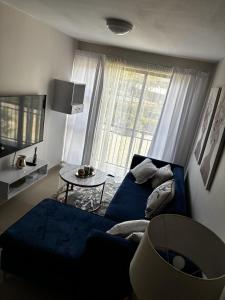 TV a/nebo společenská místnost v ubytování La Casa Belle Millennial, Umhlanga, Durban