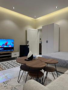 Et tv og/eller underholdning på استديو هادئ وانيق بدخول ذكي2