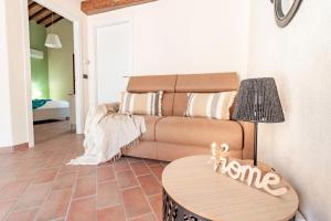 a living room with a couch and a table at Cottage La Fornace in Vicopisano