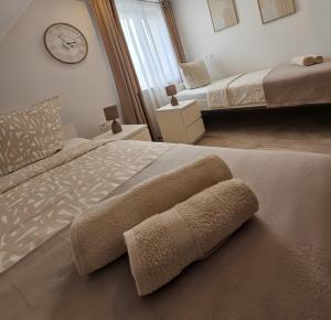a bedroom with two beds and a clock on the wall at Ferienwohnung Melina 300 Meter zum See in Friedrichshafen
