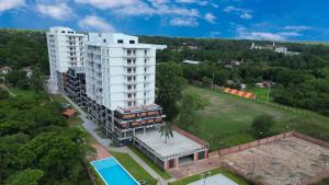 vista aerea di un edificio bianco con piscina di Apartamento en Luque cerca de Asunción 613 a Luque