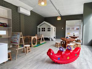 a room with a childs play area with a large red submarine at Apartamento en Luque cerca de Asunción 613 in Luque