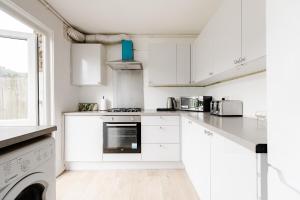 Kuchyň nebo kuchyňský kout v ubytování 3BR, Sleep6,Contractors,Families 2 min to Westham