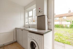 Kuchyň nebo kuchyňský kout v ubytování 3BR, Sleep6,Contractors,Families 2 min to Westham