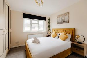 Postel nebo postele na pokoji v ubytování 3BR, Sleep6,Contractors,Families 2 min to Westham