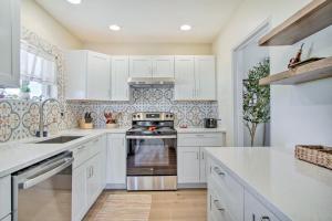 Η κουζίνα ή μικρή κουζίνα στο Centrally Located Tucson Home about 5 Mi to Dtwn!