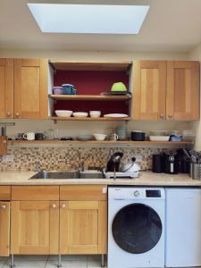 ホーンチャーチにあるEasy London Access 9mins Walk to Elm Park Station & Near City Airportのギャラリーの写真