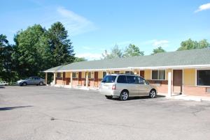 un'auto parcheggiata in un parcheggio di fronte a un edificio di Mount Laurel Motel a Hazleton