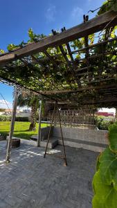 una estructura de madera con un columpio en un parque en Villa sidi rhal, en Casablanca