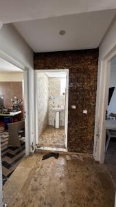 Habitación con pared de ladrillo y lavabo. en Villa sidi rhal, en Casablanca