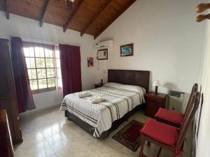 a bedroom with a bed and a table and a chair at Bungalows Solares de Colón in Colón