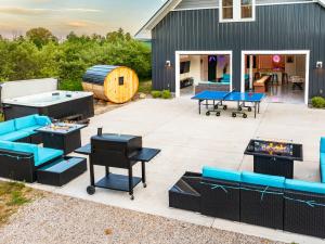 a backyard with ping pong tables and consoles at Pleasant Valley Resort in Arcadia