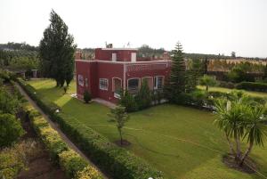 Taman di luar Farm Fields and Forests 20 min from carrefour berchid