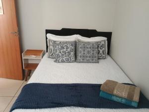 a bedroom with a bed with pillows on it at La Bella casa in Catanduva
