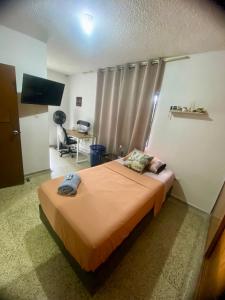 Ένα ή περισσότερα κρεβάτια σε δωμάτιο στο Amplia habitación con balcón y baño privado