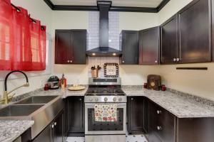 une cuisine avec une cuisinière et un évier dans l'établissement Thomasville Cottage Near The Big Oak and Downtown!, à Thomasville