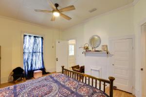une chambre avec un lit et un ventilateur de plafond dans l'établissement Thomasville Cottage Near The Big Oak and Downtown!, à Thomasville