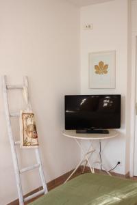 Una habitación con un televisor, una escalera y una silla. en Mazet, the gardens of Luciens, en Saint-Rémy-de-Provence 35 fotos más