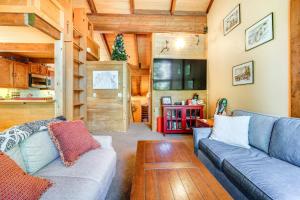 ein Wohnzimmer mit Sofa und Fernseher in der Unterkunft 8 Mi to North Tahoe Beach Truckee Resort Condo in Truckee