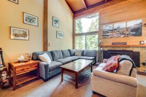 ein Wohnzimmer mit Couch und Kamin in der Unterkunft 8 Mi to North Tahoe Beach Truckee Resort Condo in Truckee