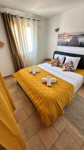 two towels on a large bed in a bedroom at Art Appartement Kristina 80m2 in Graminier
